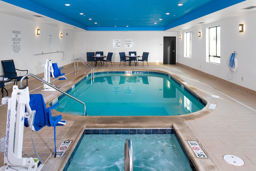 Holiday Inn Express Hutchinson 29/47