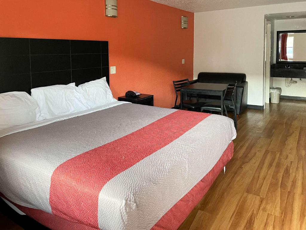 1 King Bed - Non-Smoking, Micfridge 2/7