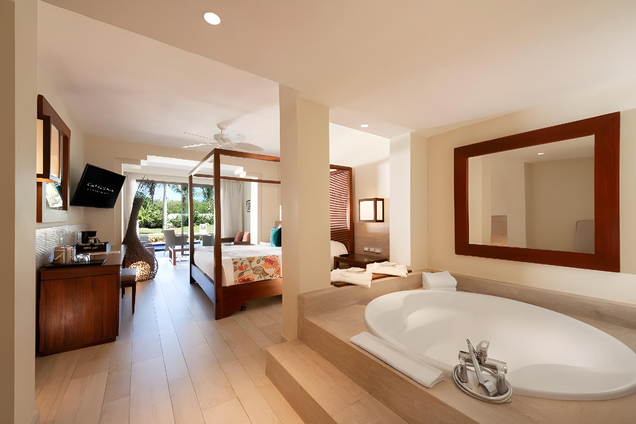 Deluxe, Privilege, Single, King Bed, with Pool