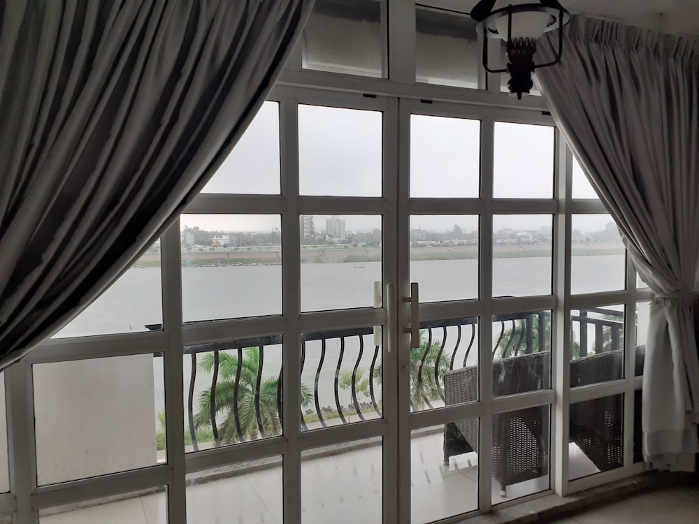 New Season Riverside Hotel 31/46