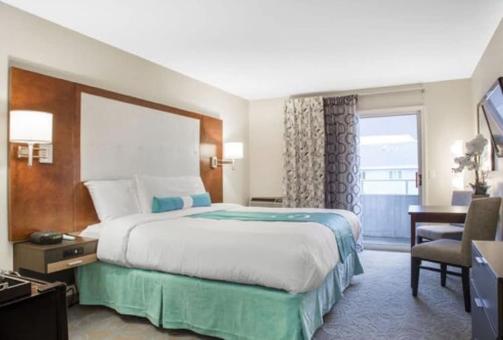 Aqua Blue Hotel & Conference Center 23/61