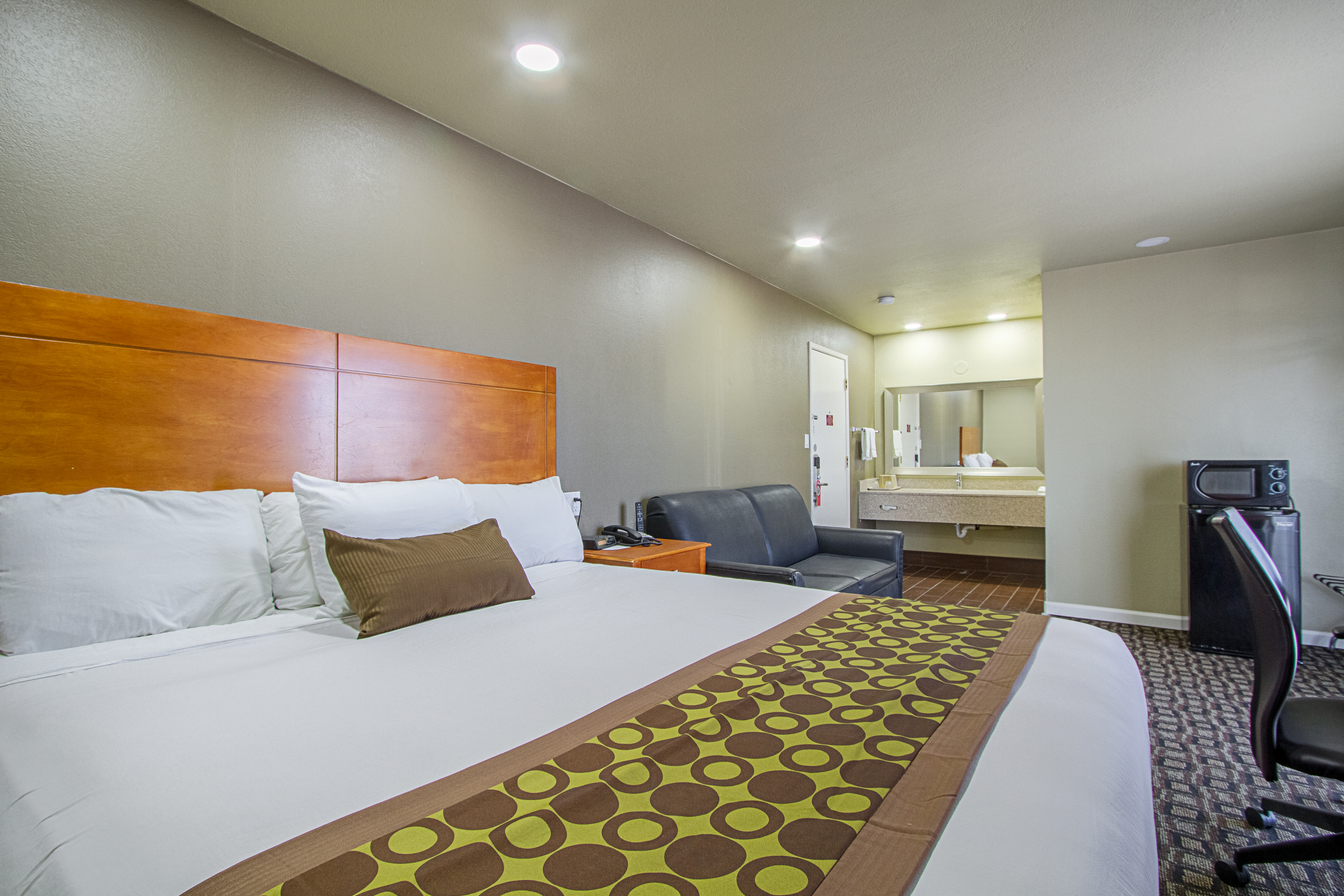1 King Bed - Nsmk, Balcony, Micfridge, Sofa-Bed