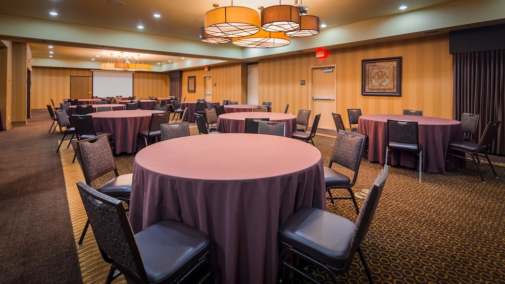 Best Western Plus Christopher Inn & Suites 26/32