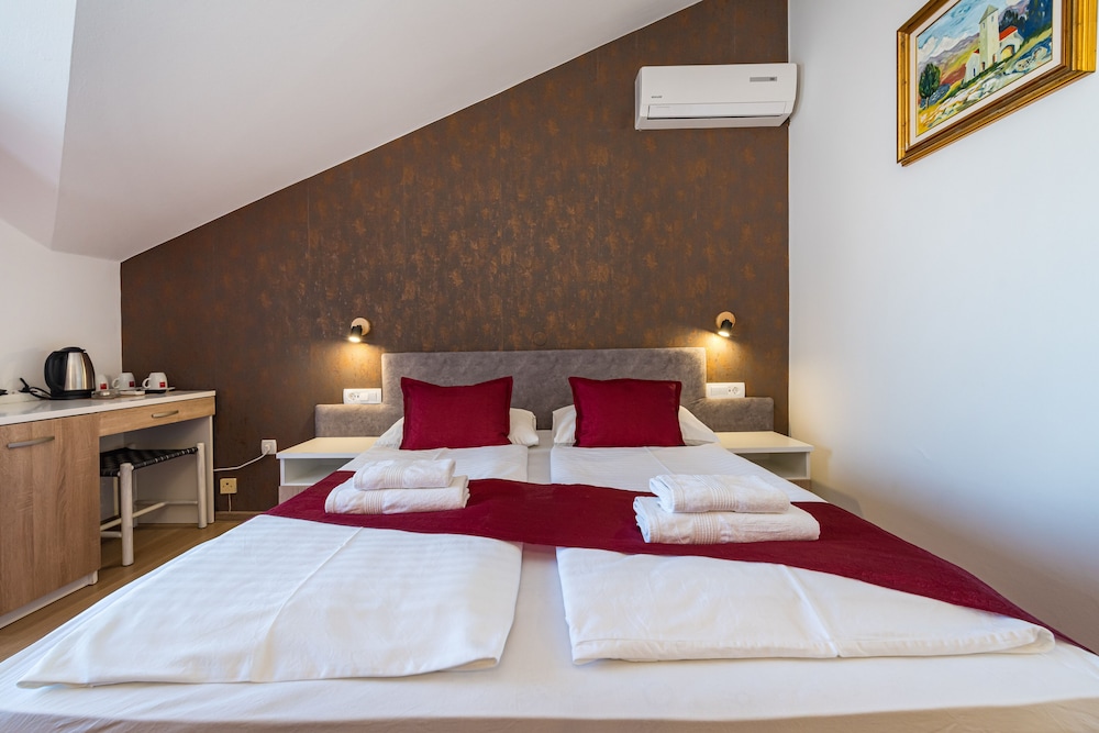 ROOM, TRIPLE