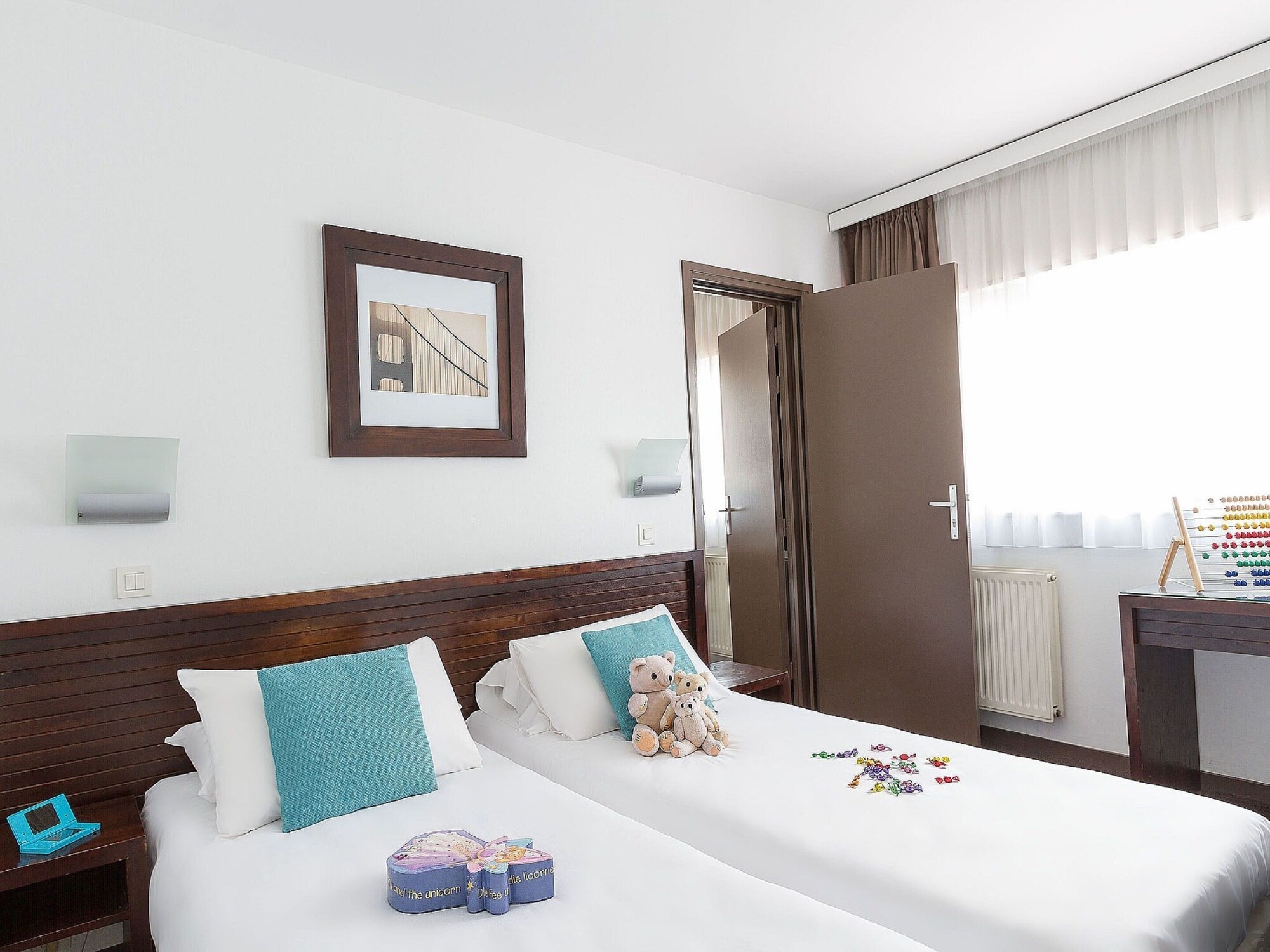 CLASSIC, TWIN BEDS