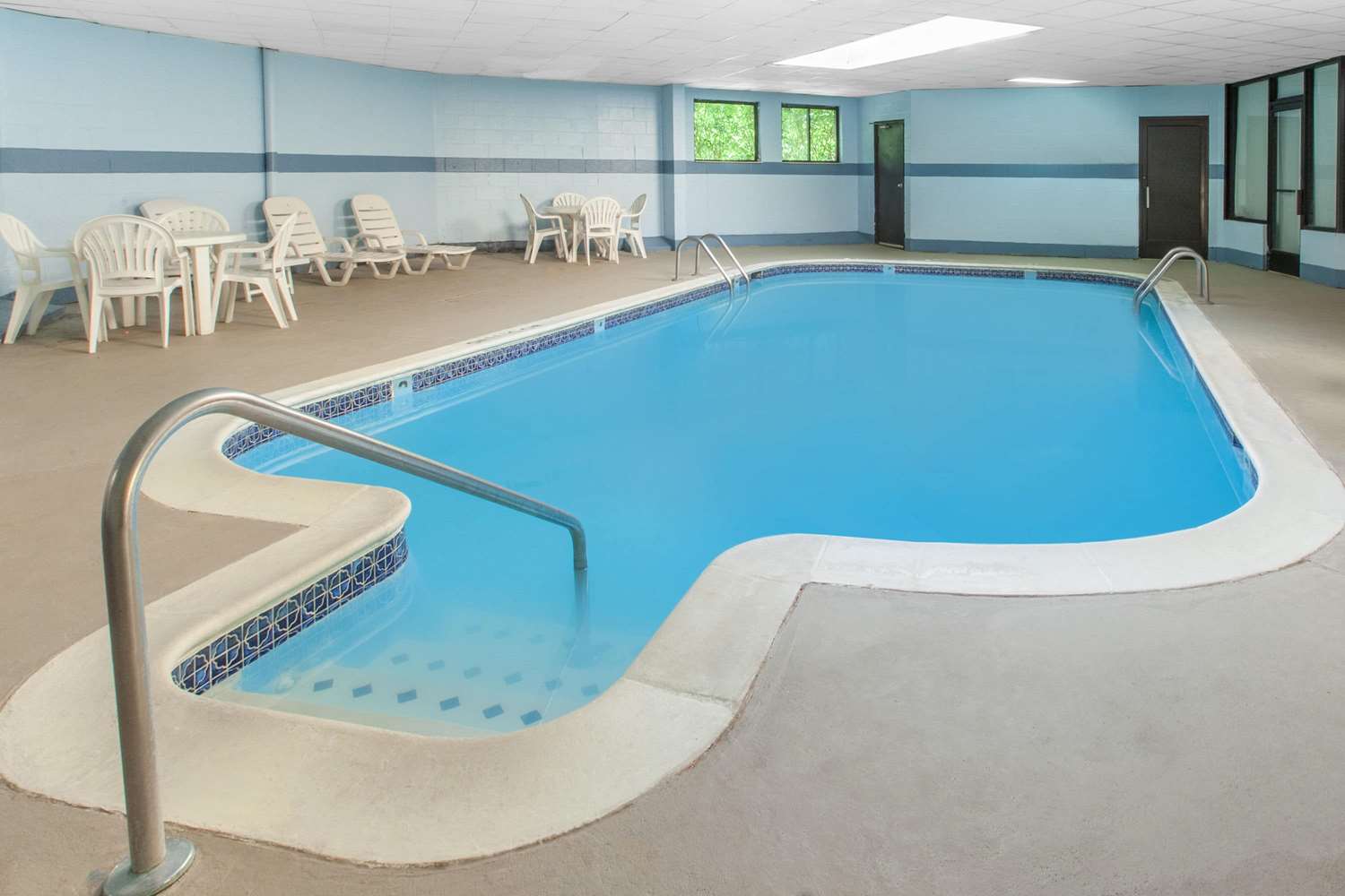 Days Inn & Suites by Wyndham Madison Heights MI 13/20