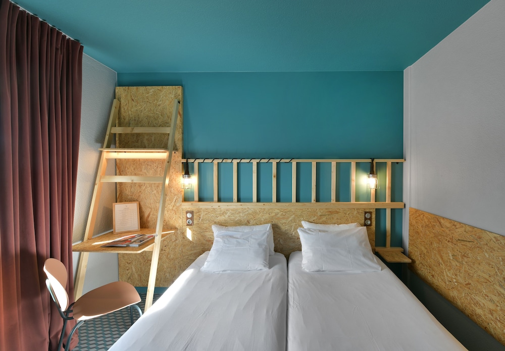 ROOM, TWIN BEDS