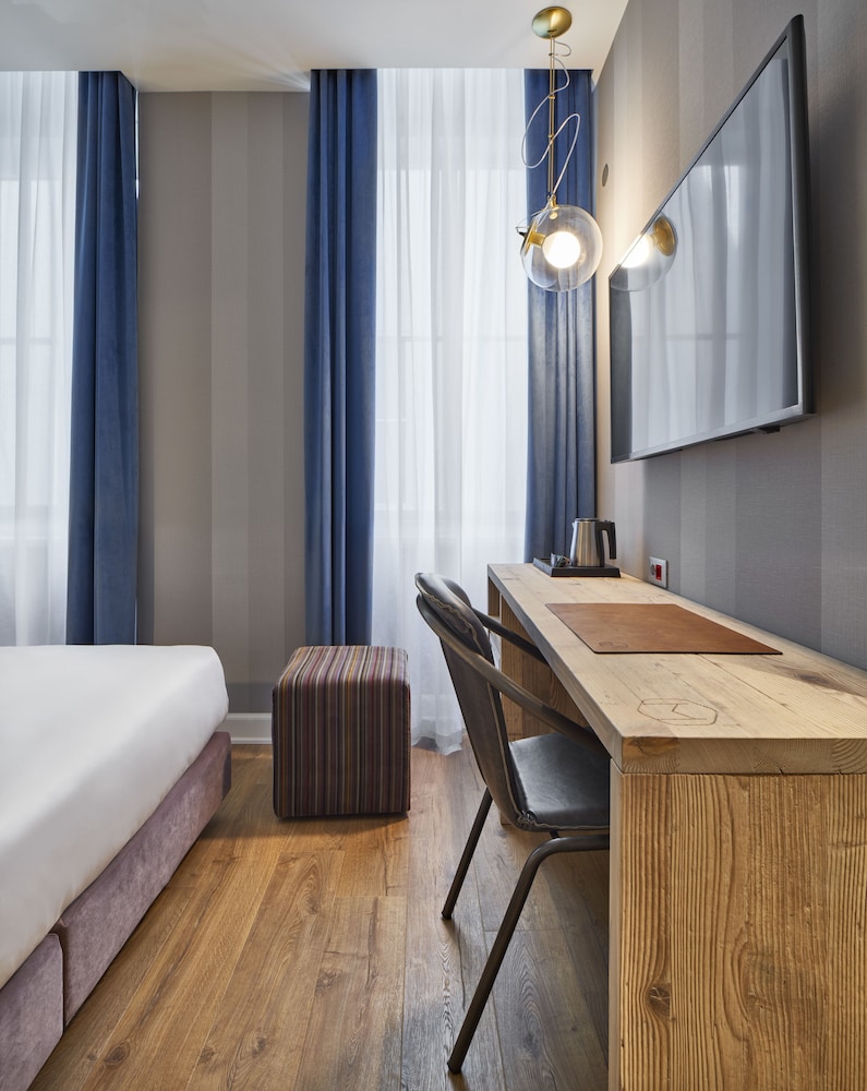 The Modernist Hotel 21/39