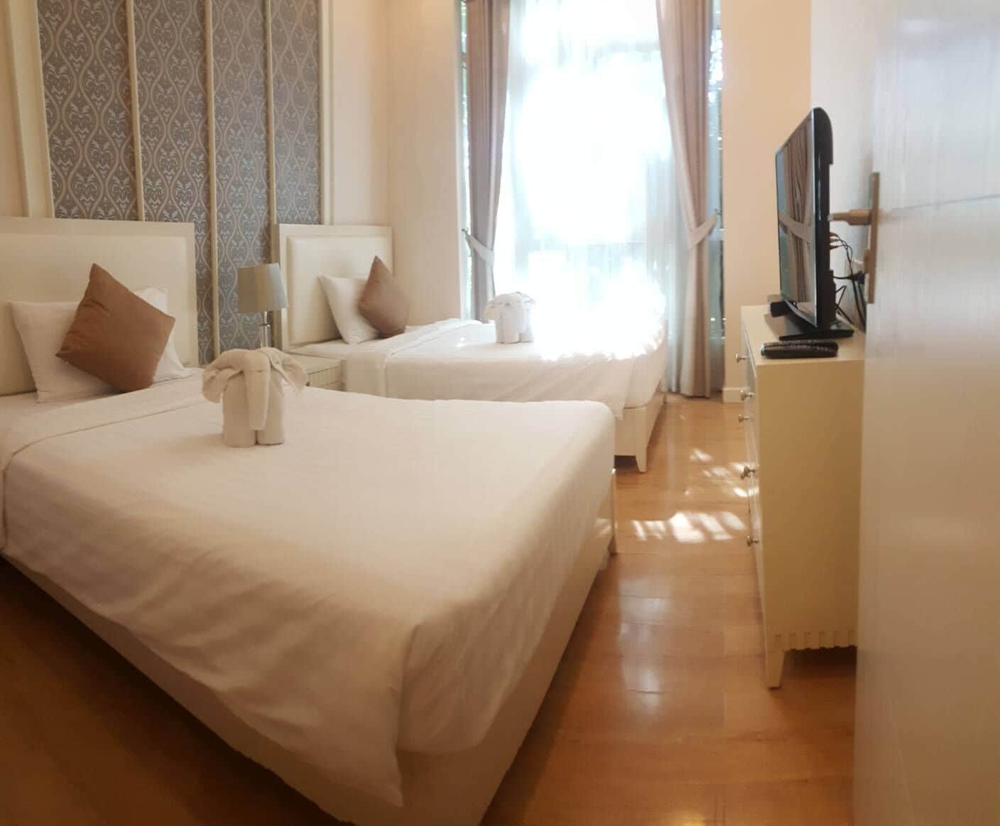 Deluxe, Twin Beds, Bathtub