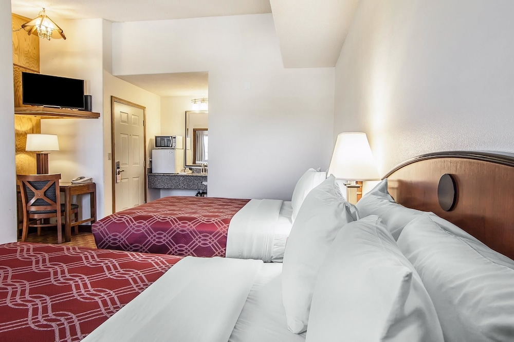 Econo Lodge Inn & Suites Madras 24/41