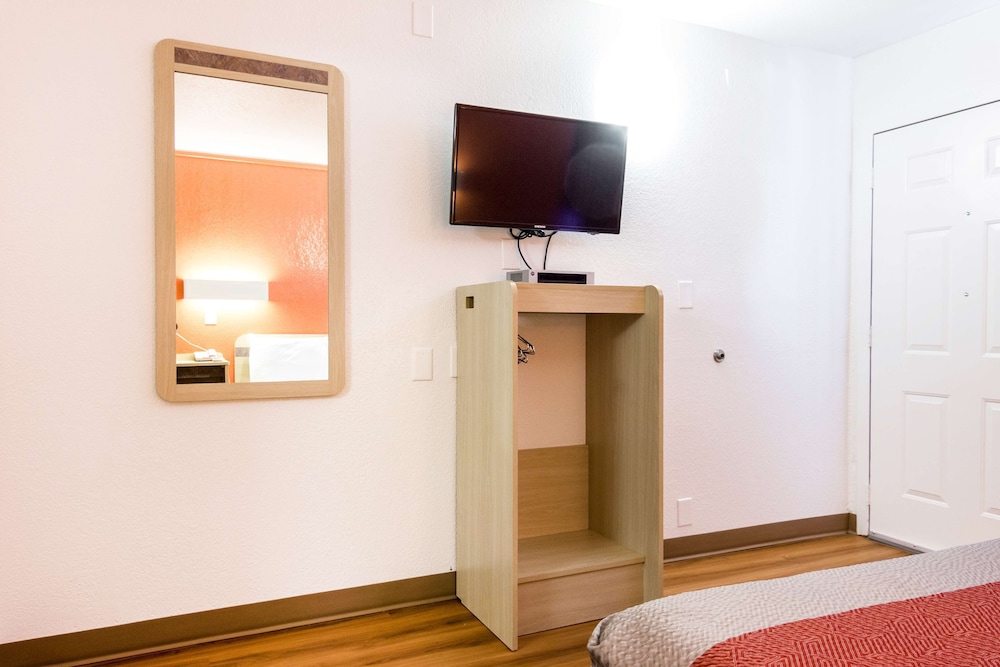 Motel6 Longview, TX 32/64