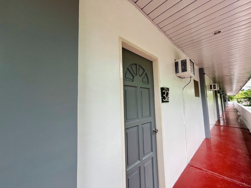 Conrada's Place Hotel And Resort 16/67