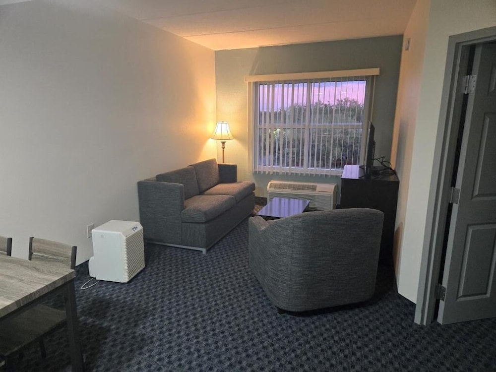 Allure Suites of Fort Myers 16/27