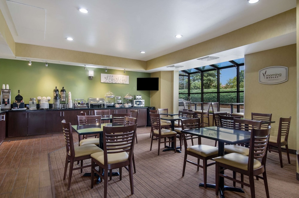 Sleep Inn Hanes Mall 25/38
