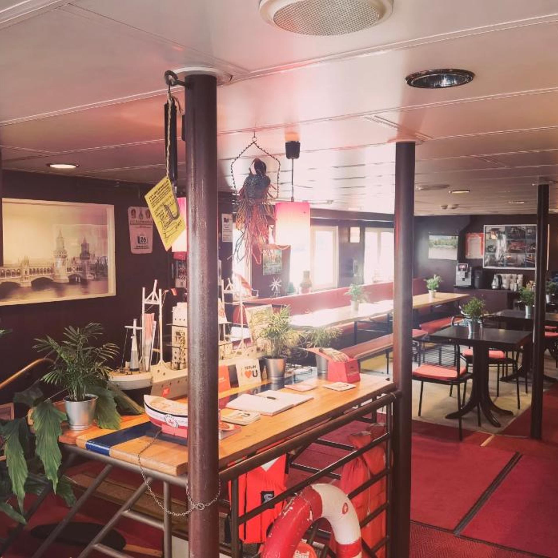 Eastern Comfort Hotel & Hostelboat 42/58