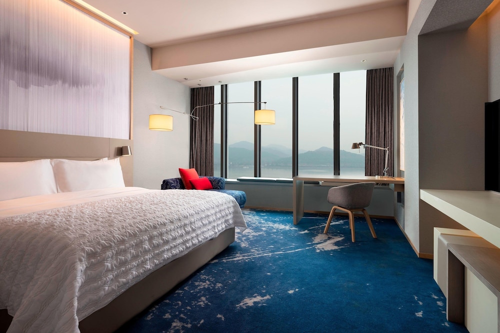 Room, King Bed, River View