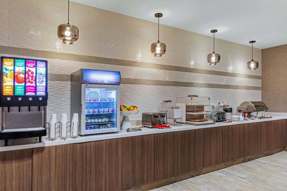 La Quinta Inn & Suites by Wyndham Kansas City Beacon Hill 32/44