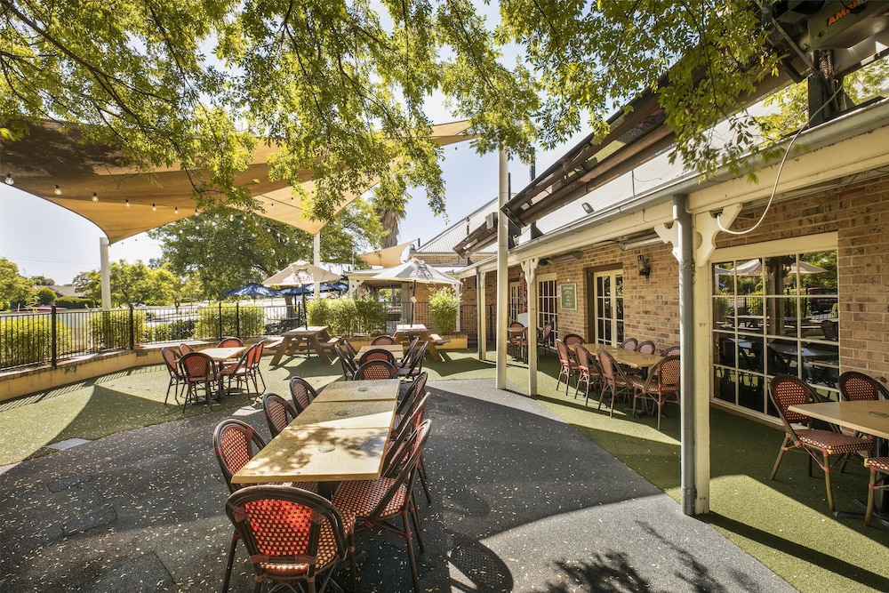 Macquarie Inn 63/66