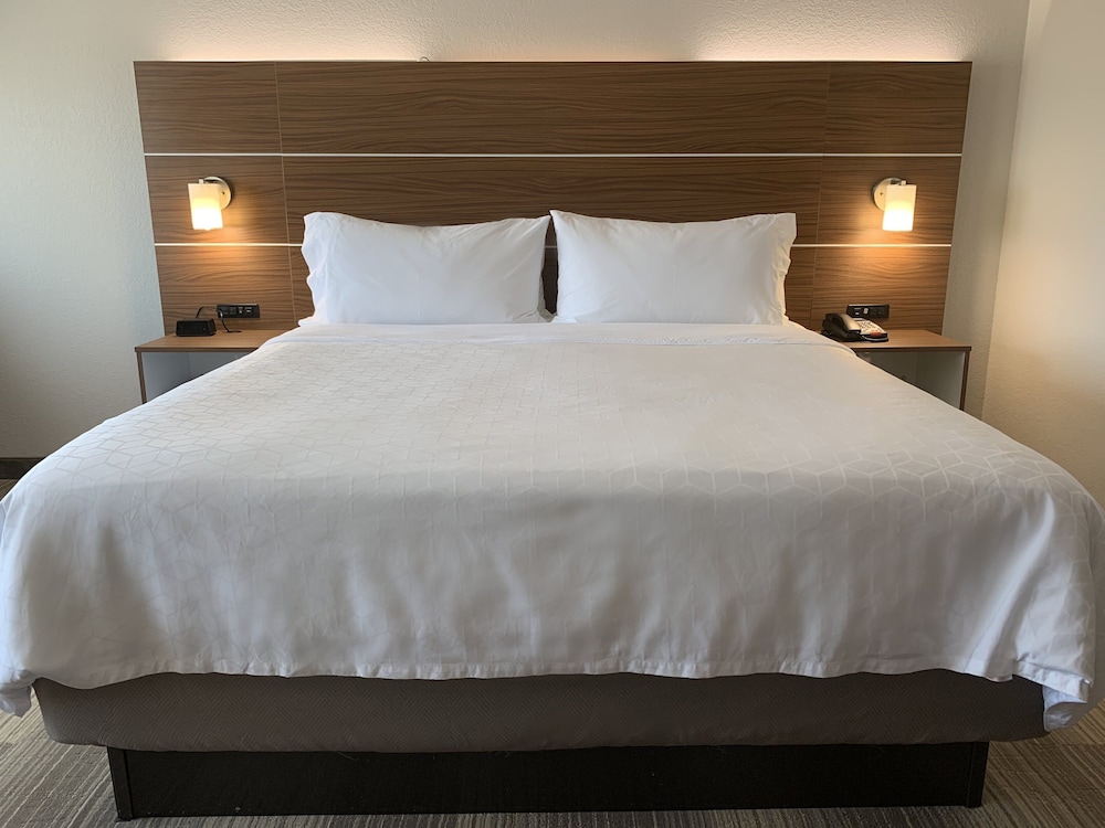 HOLIDAY INN EXPRESS & SUITES MOORE 31/75