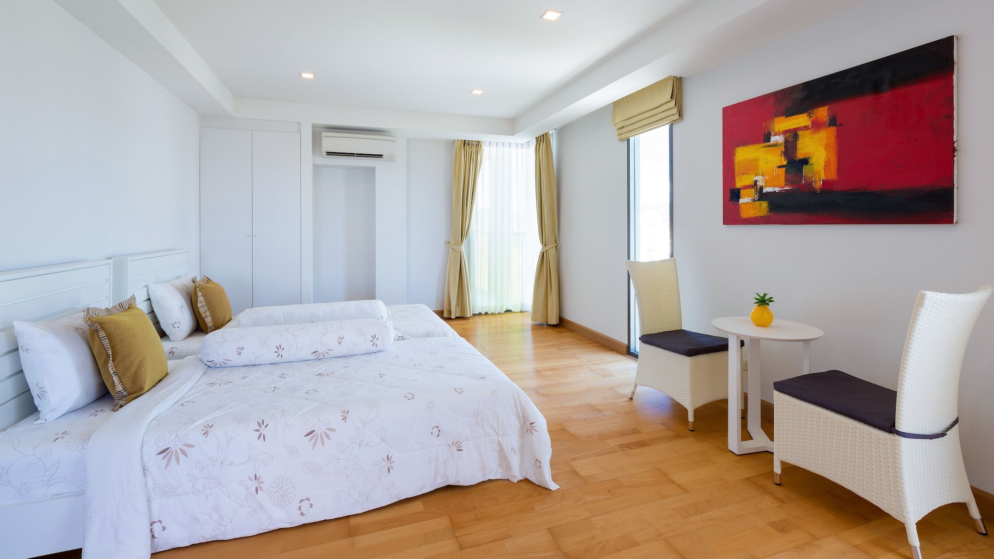 1 Bedroom, Grand, Suite, Twin Beds, Sea Front, Sofa