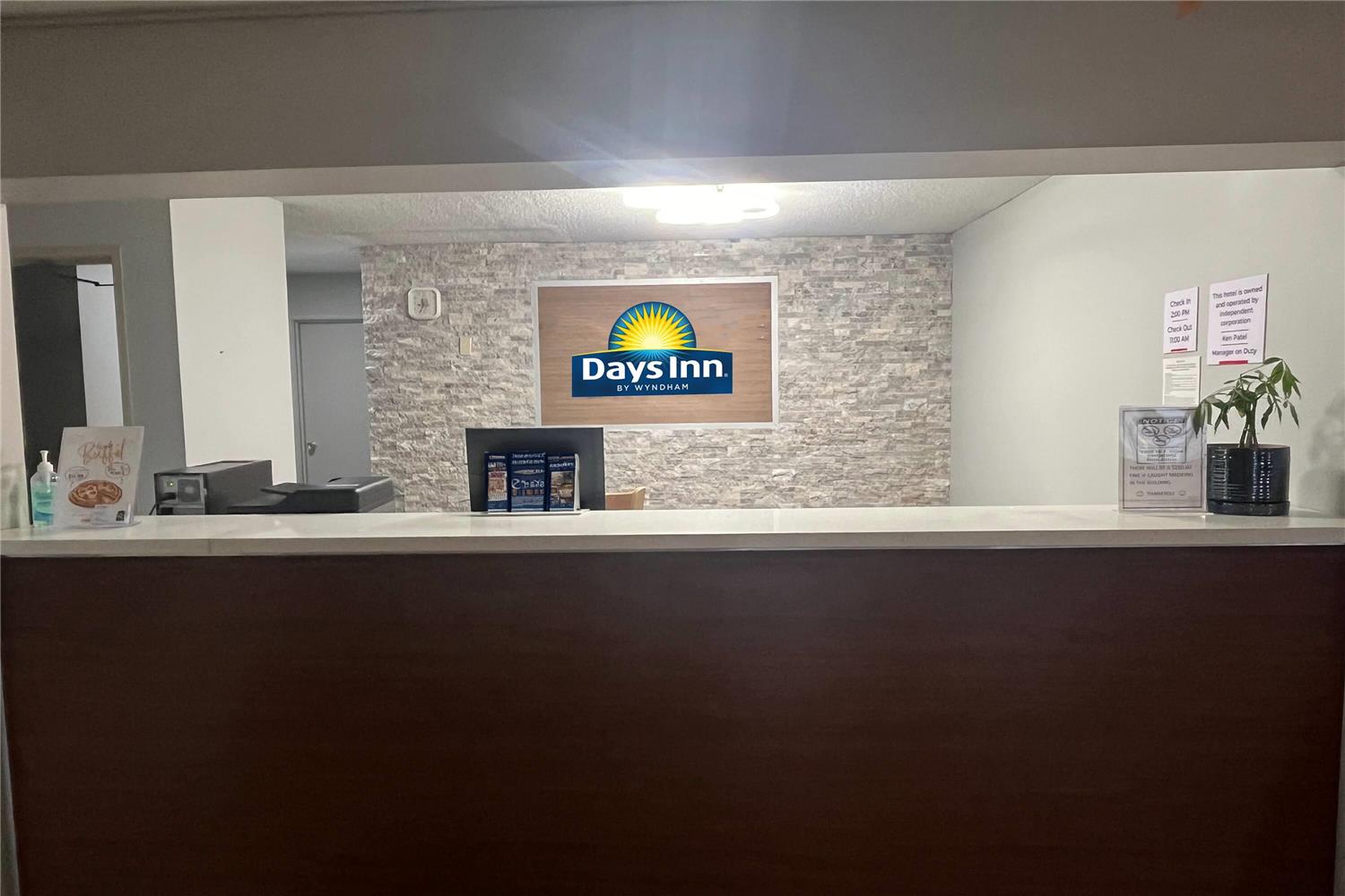 Days Inn & Suites by Wyndham Williamsburg IA North 1/12