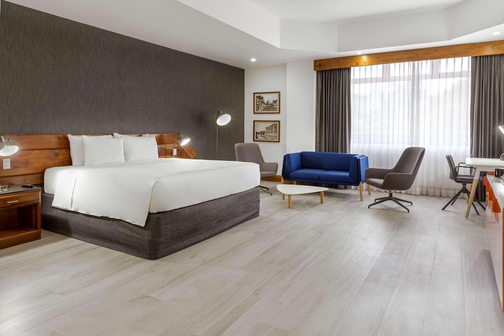 STUDIO, SUITE, KING BED