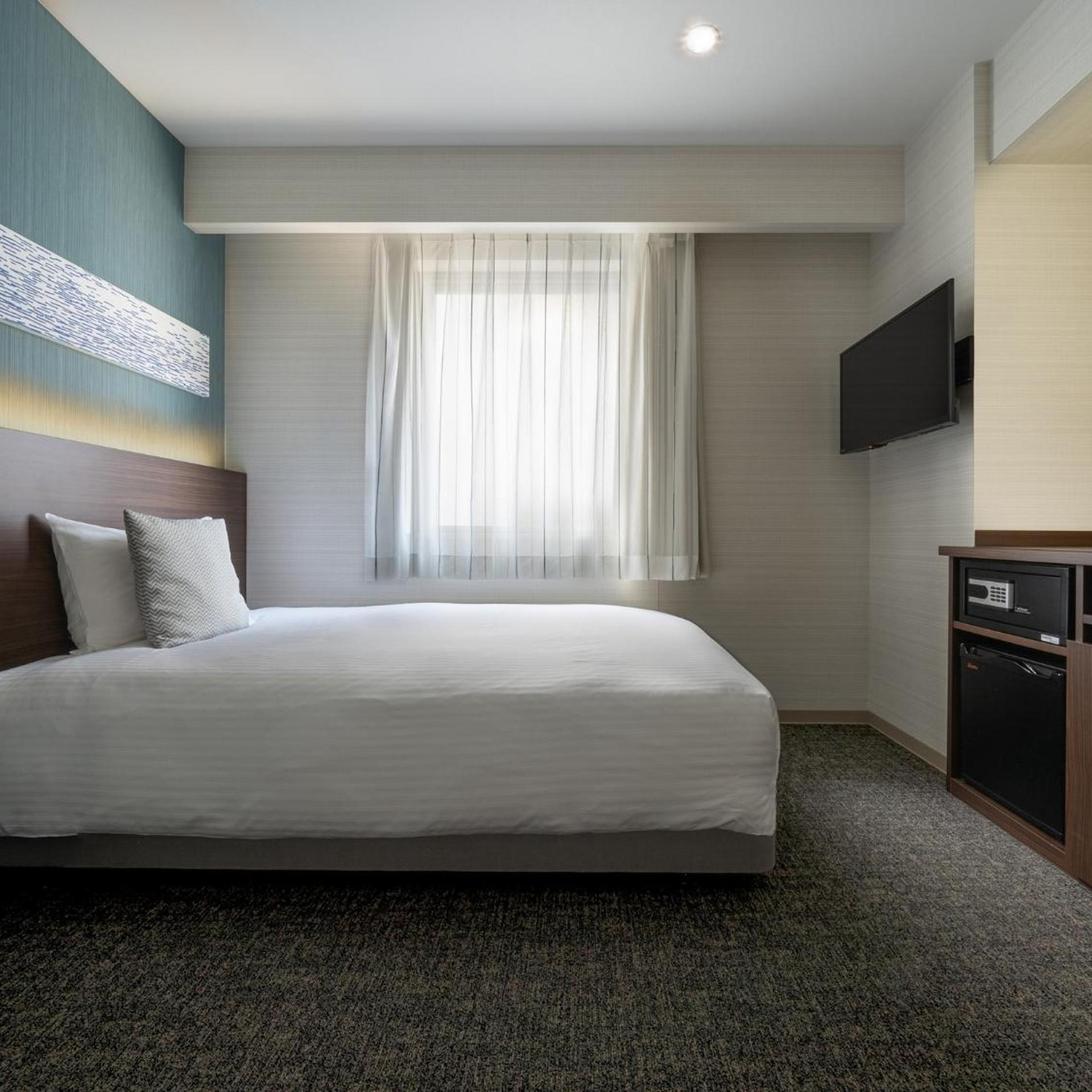 ROOM, SINGLE