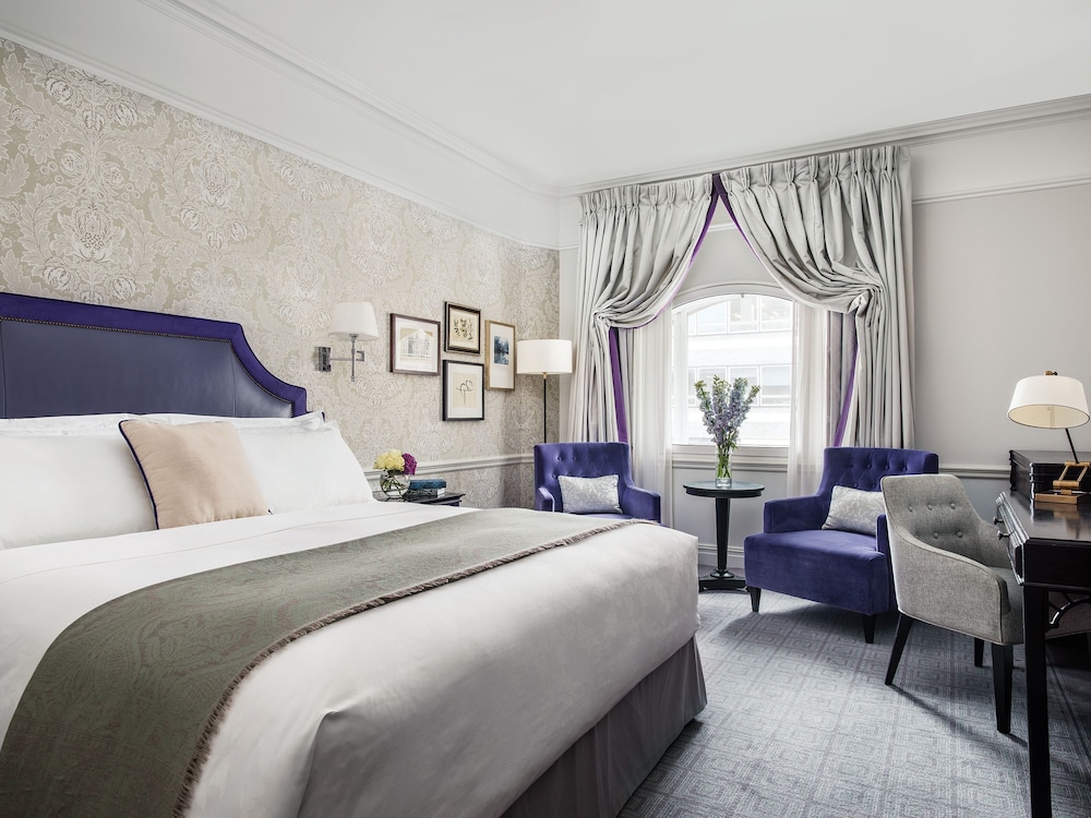 DELUXE, KING BED