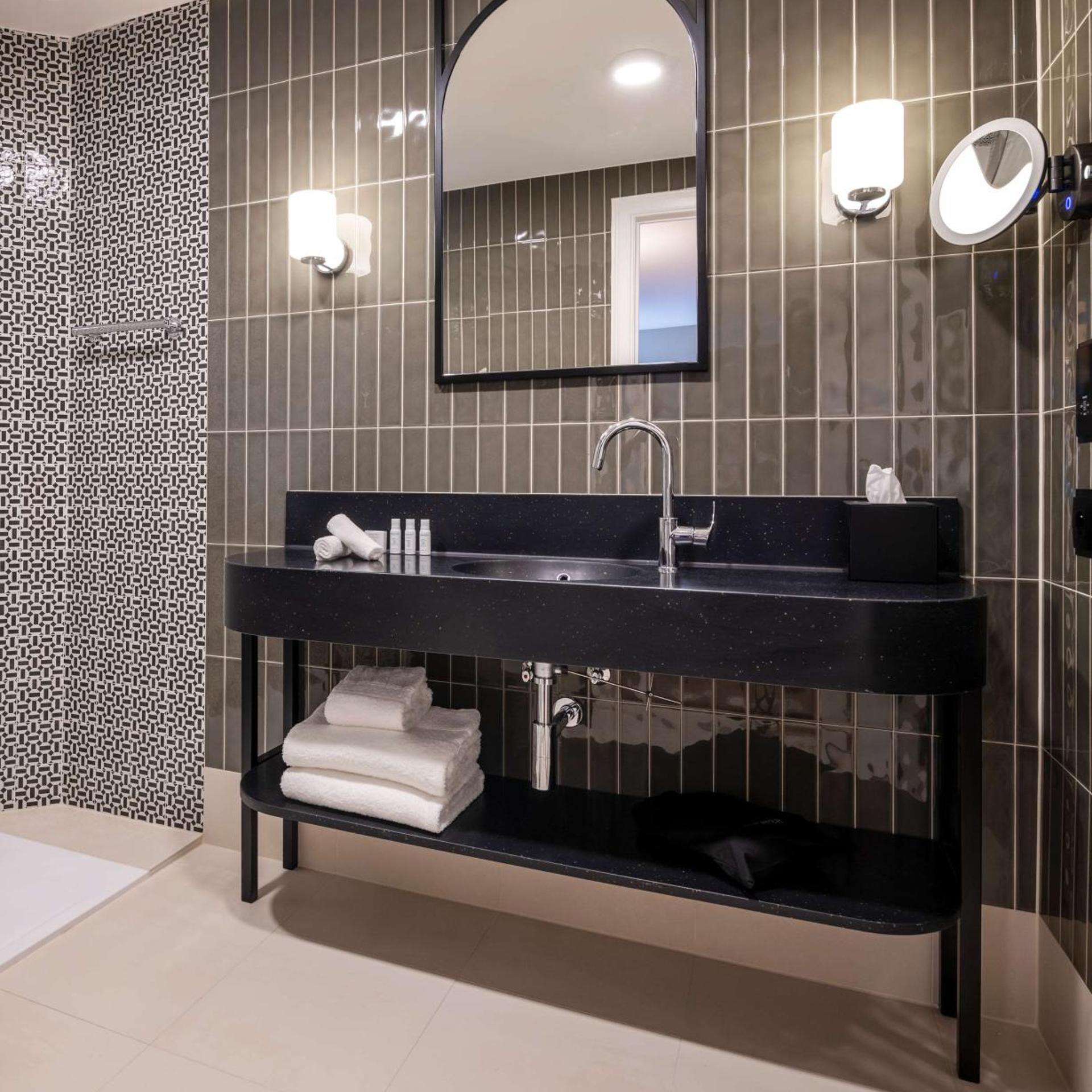 Room, Single Bed, DoubleTree by Hilton Brussels City, Belgium 5/7