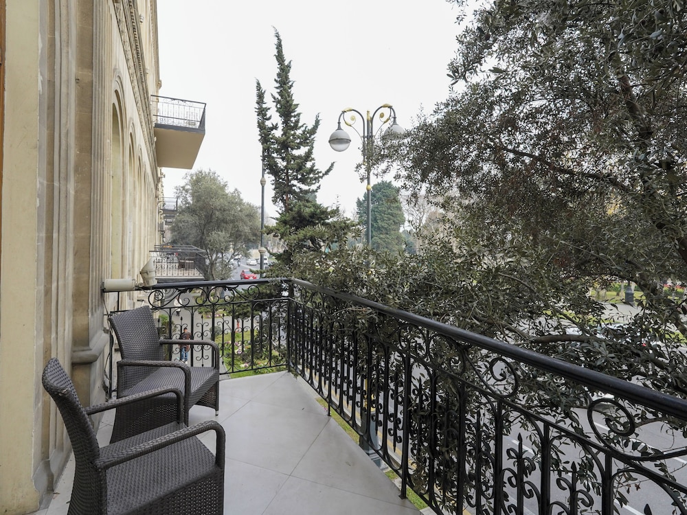 Promenade Hotel 44/50