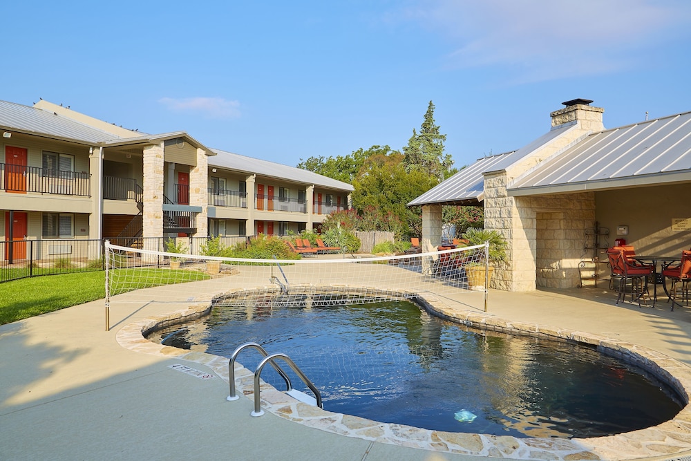 Fredericksburg Inn And Suites 49/53