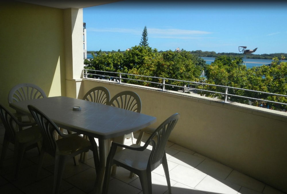 Riverside Holiday Apartments 67/78