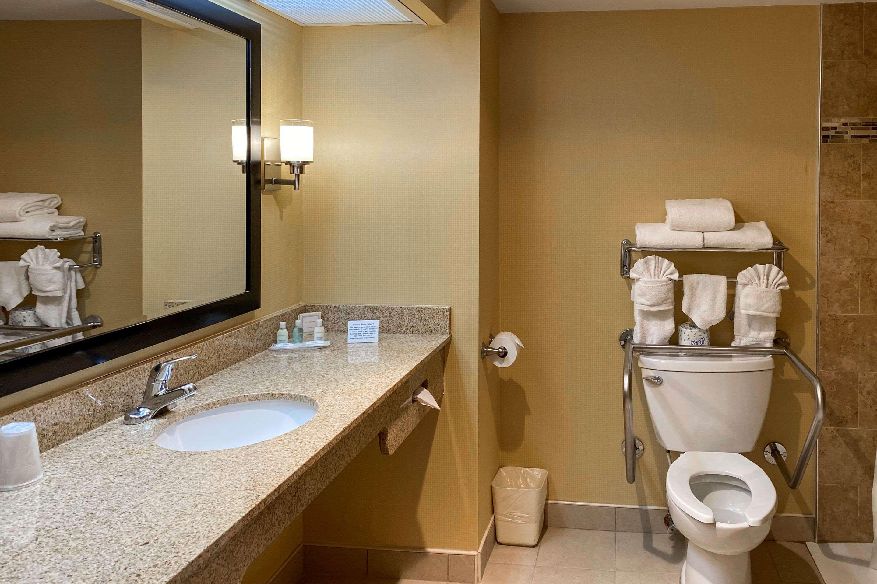 غرفة بسريرين مزدوجين، Clarion Hotel & Conference Center Toms River 3/3