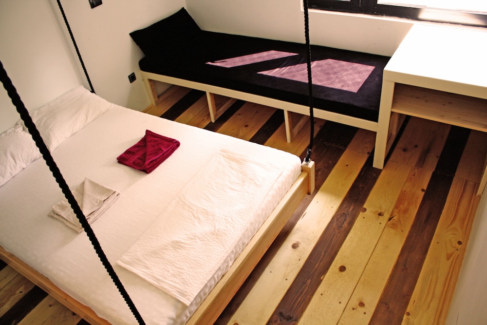 Arkabarka Floating Hostel And Apartments 10/83