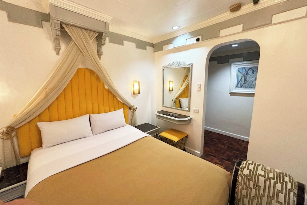 Camelot Hotel Quezon City powered by Cocotel 24/75