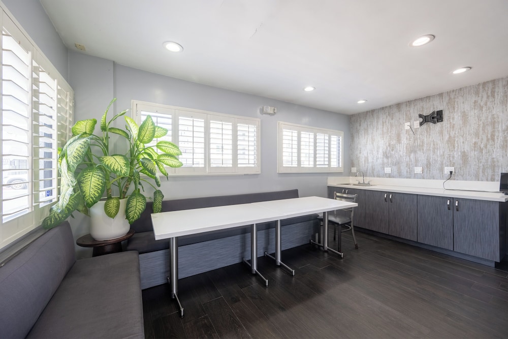 Hollywood City Inn 45/60