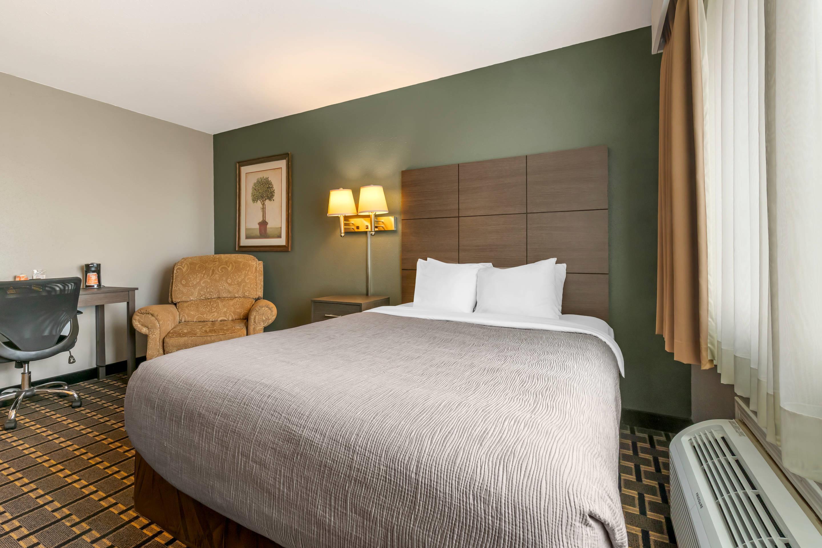 Room, Queen Bed, Quality Inn Mauston I-90 3/7