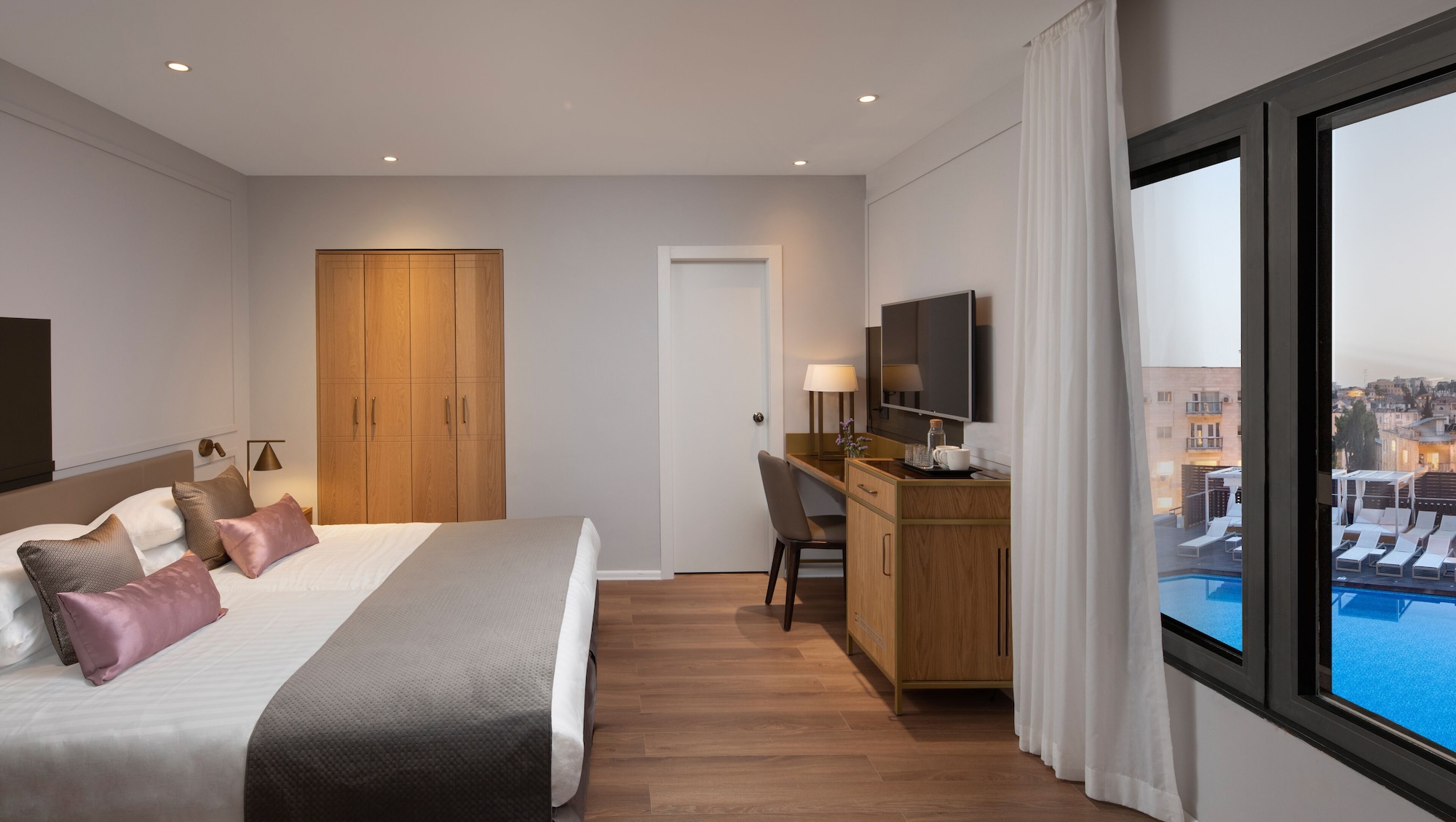 DELUXE, TWIN BEDS, POOL VIEW