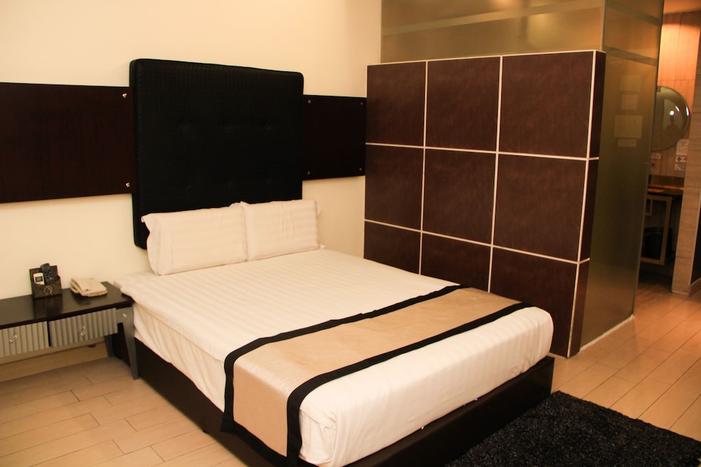 Superior, Queen Bed, No Window