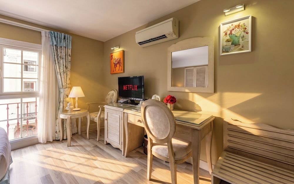 Hotel L Odeon Phu My Hung 31/46
