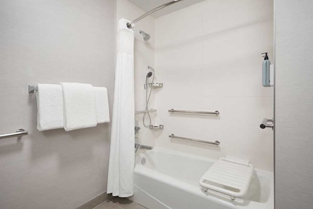 غرفة ديلوكس بسرير كينج مع أريكة لذوي الإعاقة، Courtyard by Marriott Kansas City Overland Park/Metcalf, South of College Boulevard 4/4
