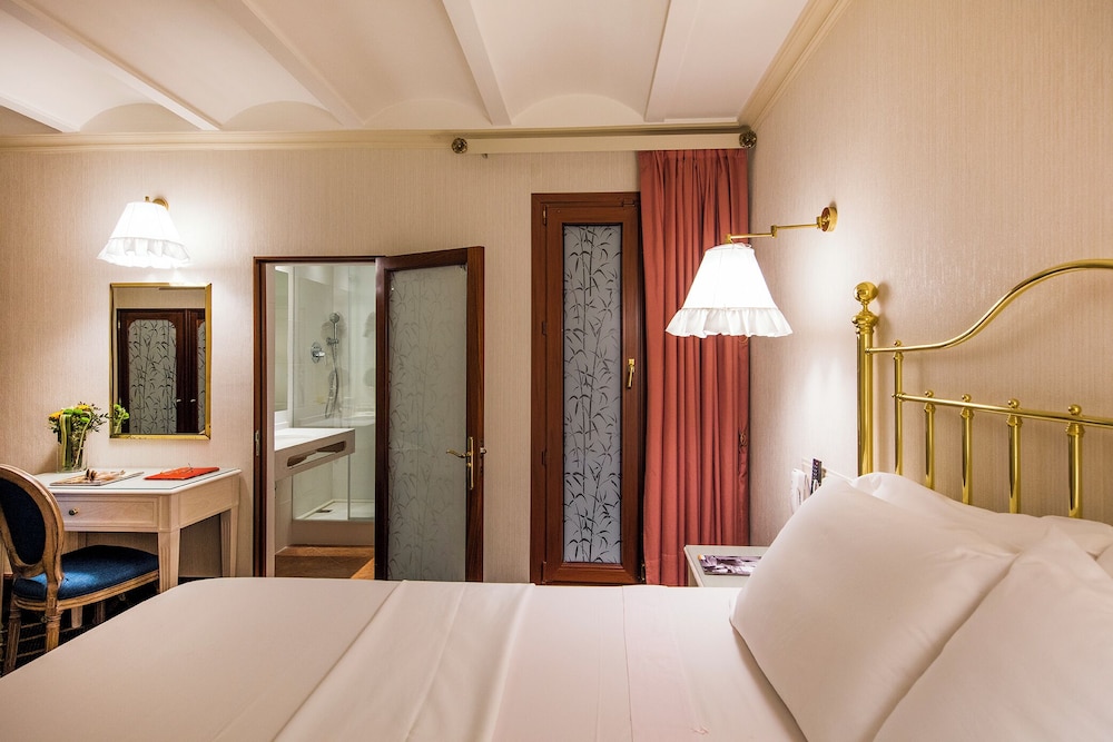 COMFORT, QUEEN BED
