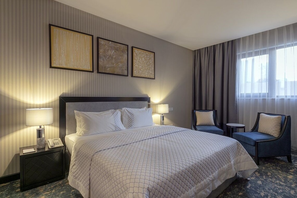 DELUXE, KING BED