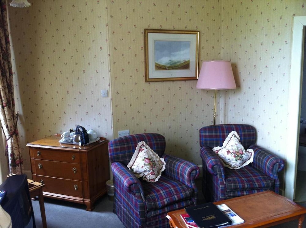 Glengarry Castle Hotel 40/42