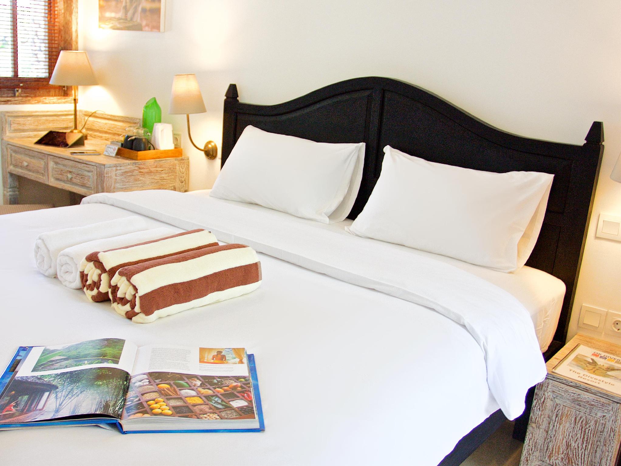 SUPERIOR, QUEEN BED, POOL VIEW