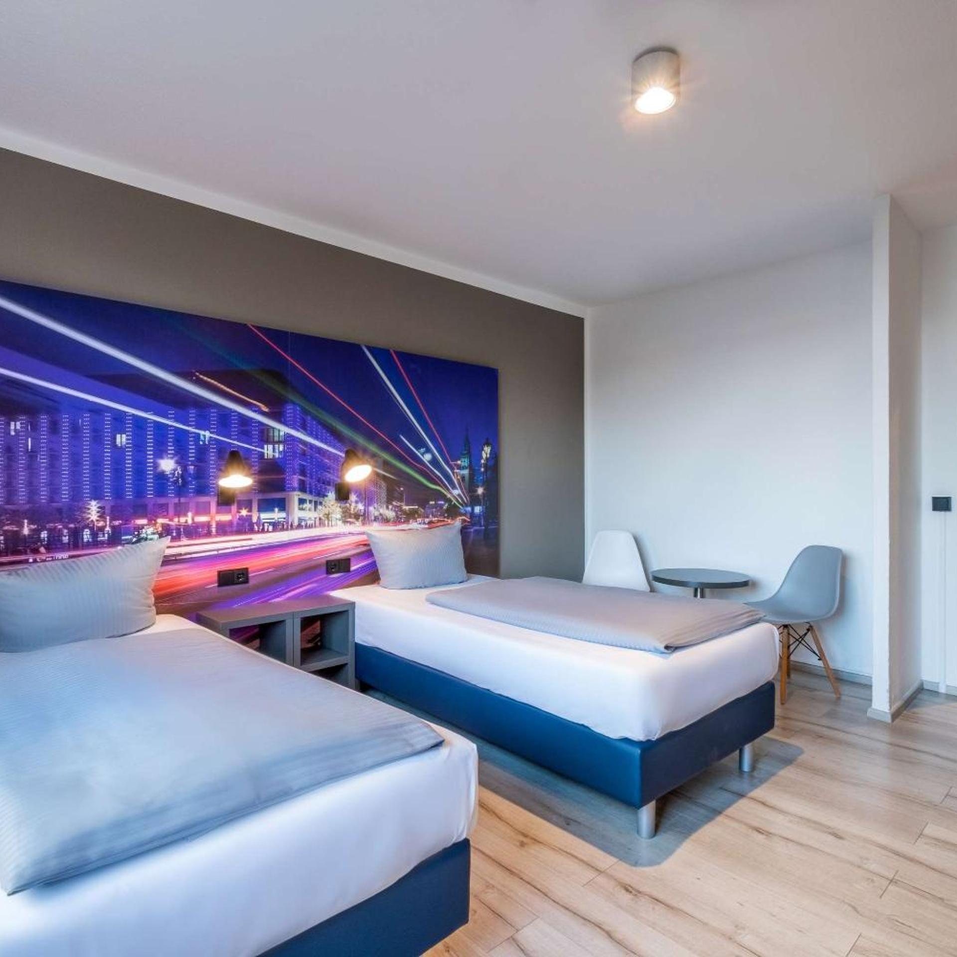 ROOM, DOUBLE OR TWIN BED