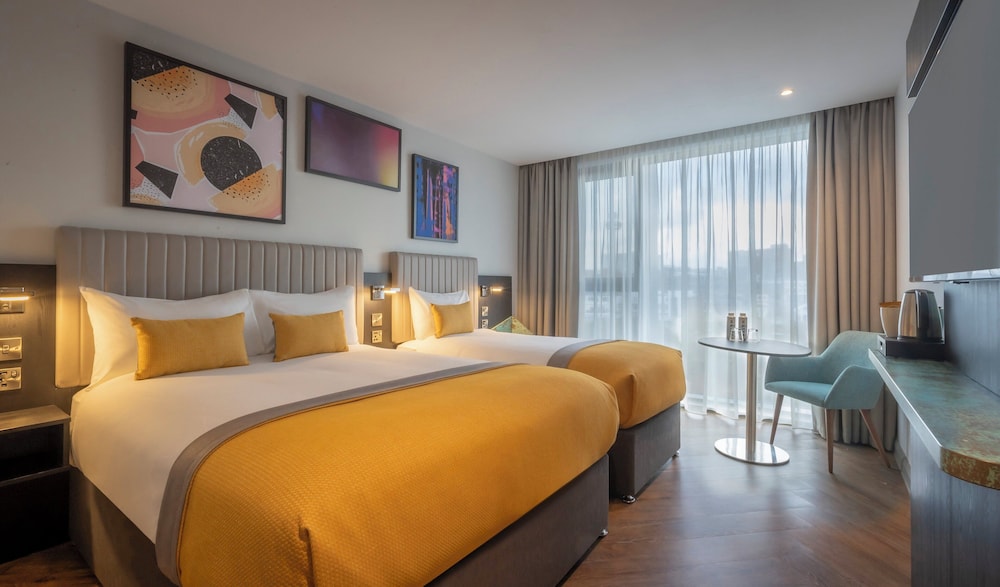 DELUXE, 1 DOUBLE AND 1 SINGLE BED