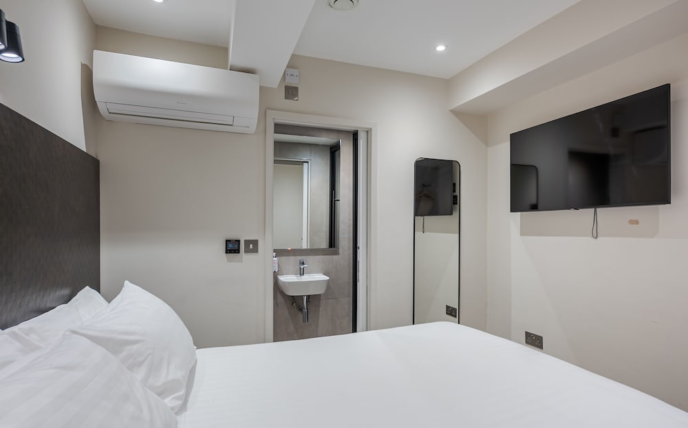 CABIN, DOUBLE BED, NO WINDOW