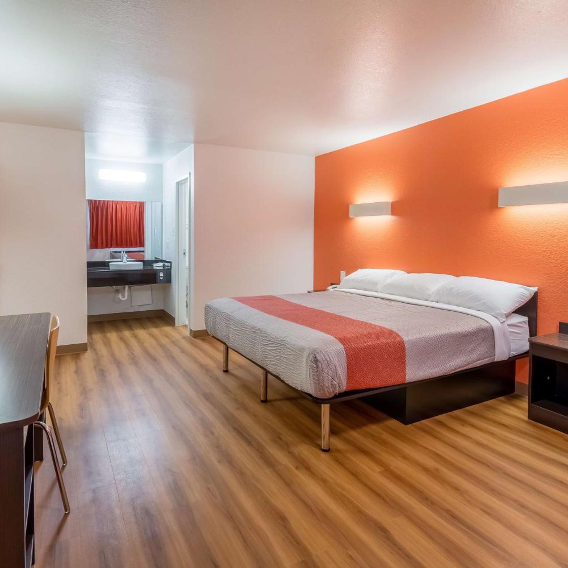 ROOM, KING BED, ACCESSIBLE