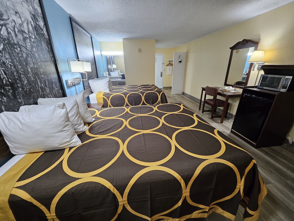 Super 8 By Wyndham Clinton 23/40